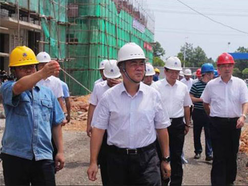 江西省人大常委会党组副书记、副主任 朱虹来哈哈体育贵溪化工农药有限公司开展巡河督导